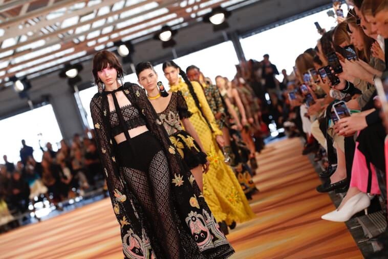 Etro’nun Milano Moda Haftası’nda tanıttığı İlkbahar Yaz 2023 Koleksiyonu!