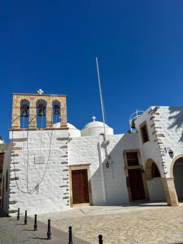 Patmos mimarisi ile görenleri büyülüyor. 